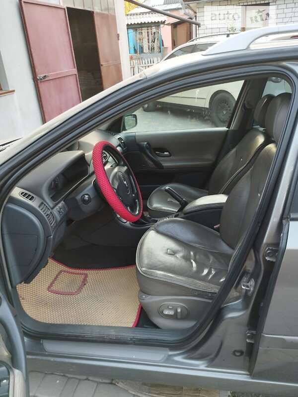 Легковые Renault Laguna