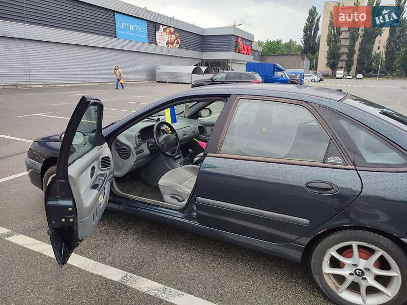 Ліфтбек Renault Laguna