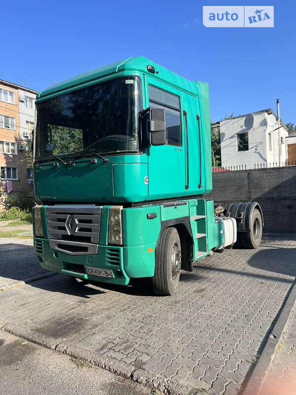 Вантажівки Renault Magnum