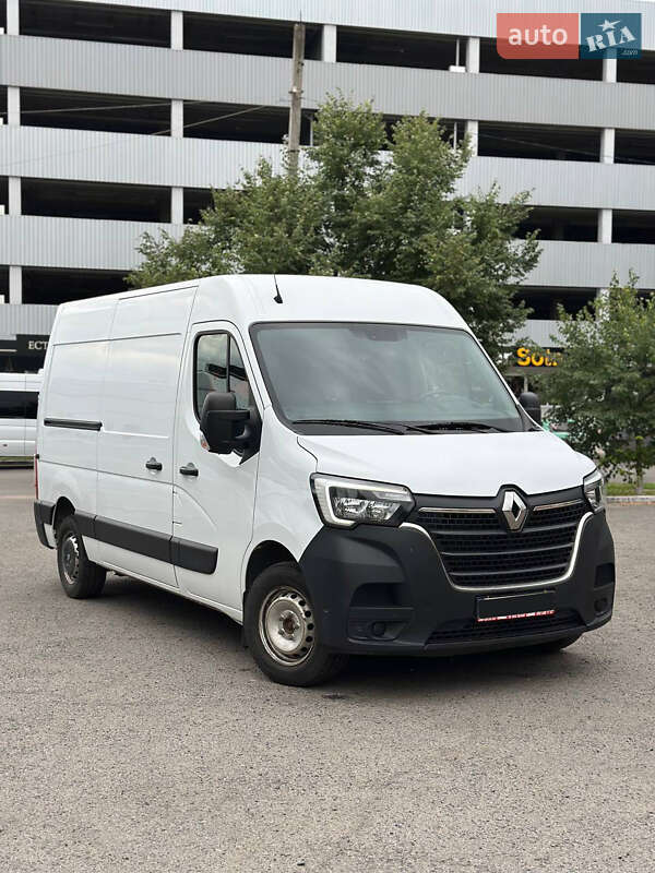 Вантажівки Renault Master