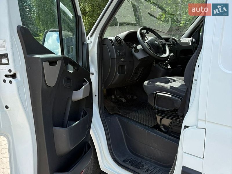Вантажний фургон Renault Master 2015 в Маневичах
