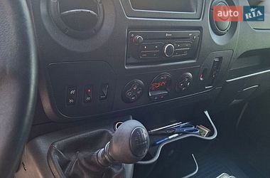 Вантажний фургон Renault Master 2016 в Чернівцях