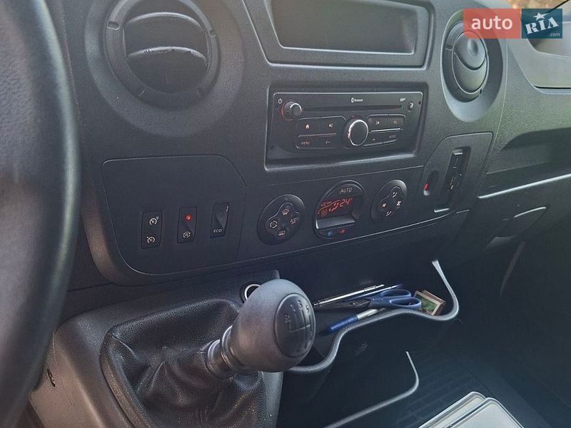 Вантажний фургон Renault Master 2016 в Чернівцях