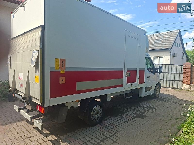 Вантажний фургон Renault Master 2016 в Чернівцях