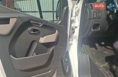 Вантажний фургон Renault Master 2016 в Чернівцях