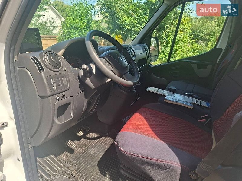 Вантажний фургон Renault Master 2016 в Чернівцях