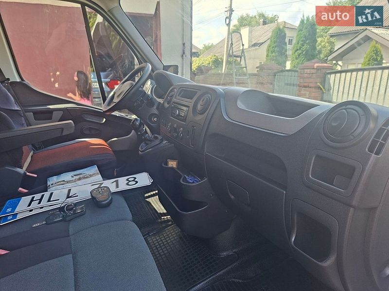 Вантажний фургон Renault Master 2016 в Чернівцях
