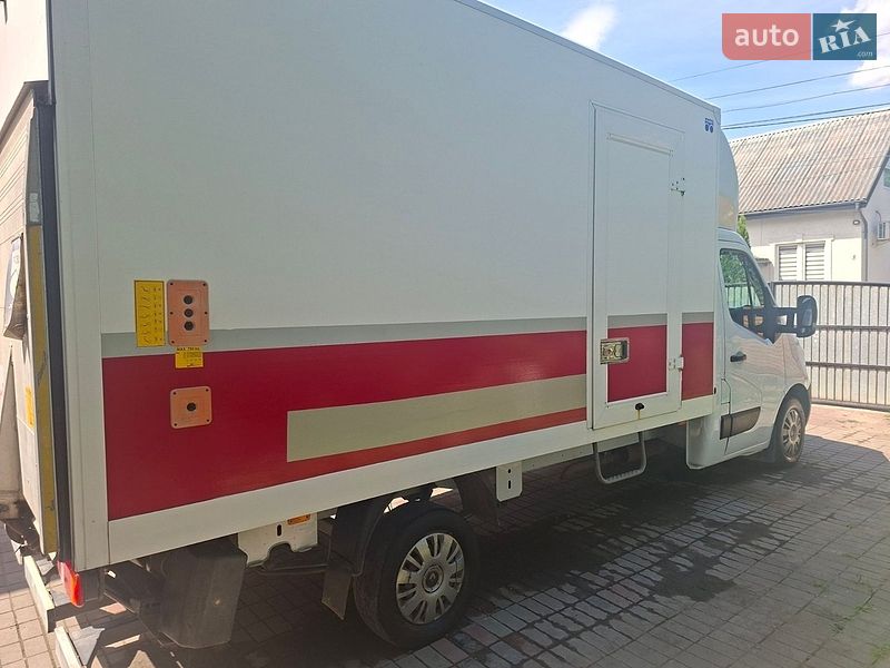 Вантажний фургон Renault Master 2016 в Чернівцях