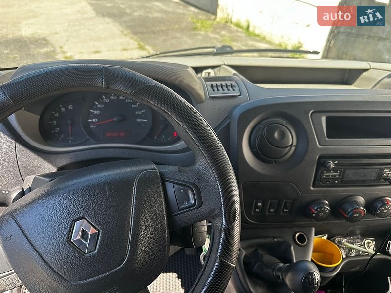 Вантажний фургон Renault Master 2016 в Полтаві