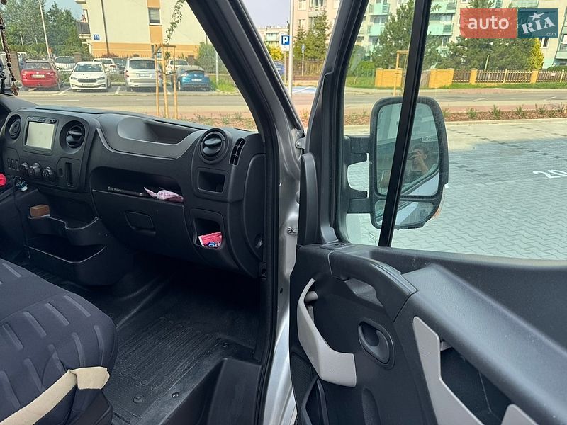 Вантажний фургон Renault Master 2017 в Новояворівську