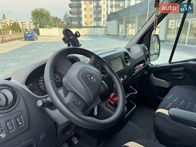 Вантажний фургон Renault Master 2017 в Новояворівську
