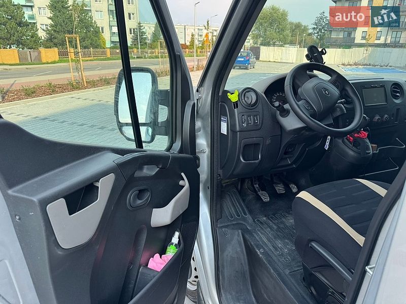 Вантажний фургон Renault Master 2017 в Новояворівську