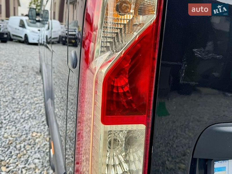 Вантажний фургон Renault Master 2016 в Чернівцях