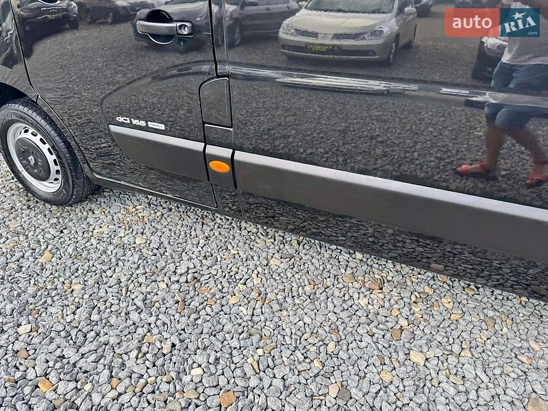Вантажний фургон Renault Master 2016 в Чернівцях