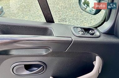 Вантажний фургон Renault Master 2016 в Чернівцях