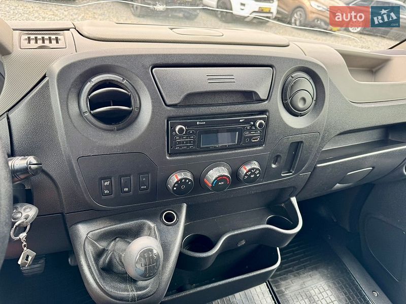 Вантажний фургон Renault Master 2016 в Чернівцях