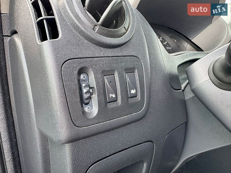 Вантажний фургон Renault Master 2016 в Чернівцях