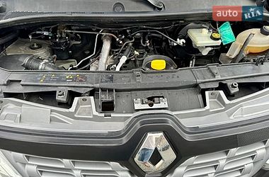 Вантажний фургон Renault Master 2016 в Чернівцях