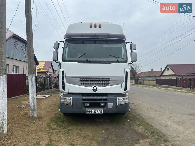 Вантажівки Renault Premium