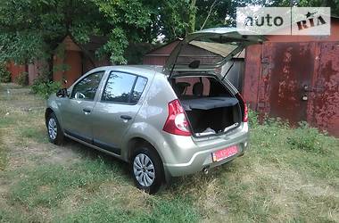 https://cdn.riastatic.com/photosnew/auto/photo/renault_sandero__136267798bx.jpg
