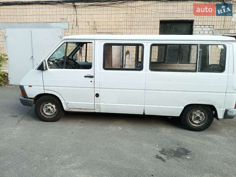 Микроавтобус Renault Trafic