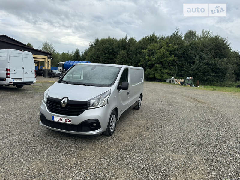 Вантажівки Renault Trafic