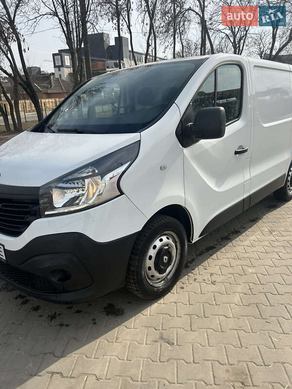 Вантажівки Renault Trafic