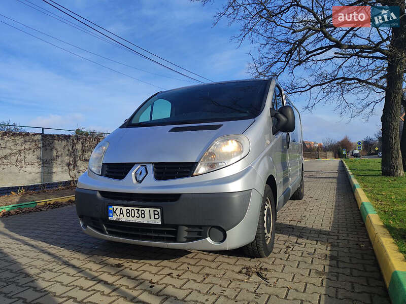 Грузопассажирский фургон Renault Trafic