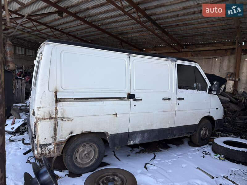 Вантажівки Renault Trafic