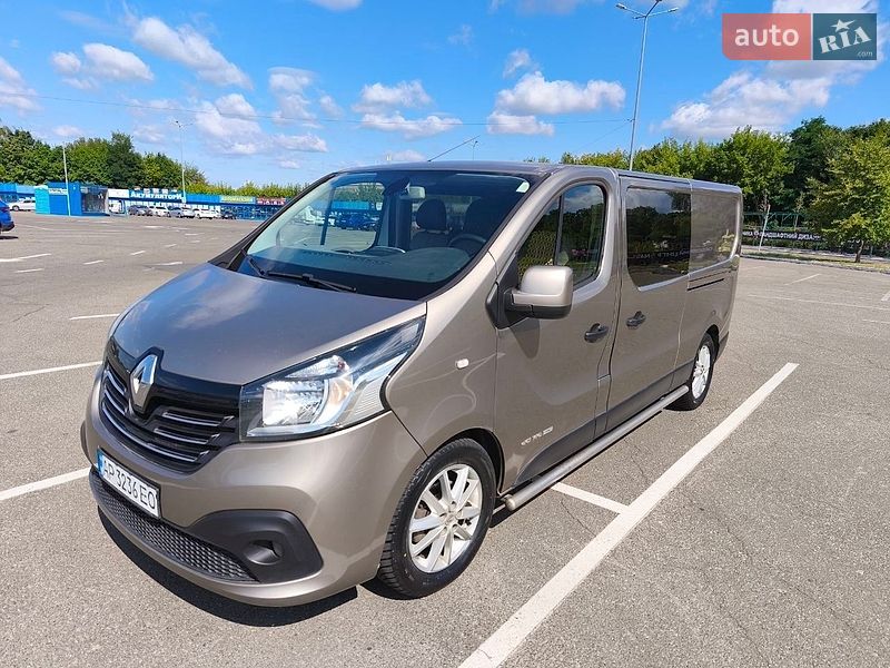 Вантажівки Renault Trafic
