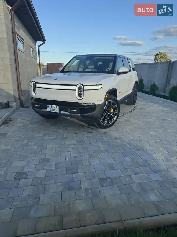 Rivian R1S