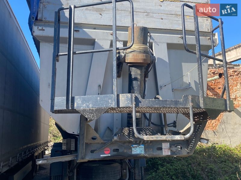 Самоскид напівпричіп Schwarzmuller 3E-E 2007 в Ужгороді