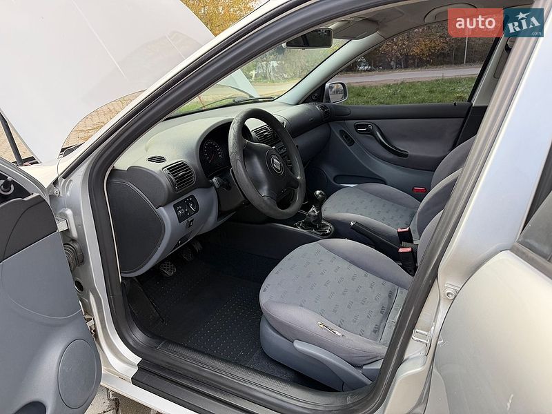 Хэтчбек SEAT Leon 2001 в Черновцах