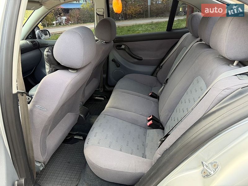 Хэтчбек SEAT Leon 2001 в Черновцах