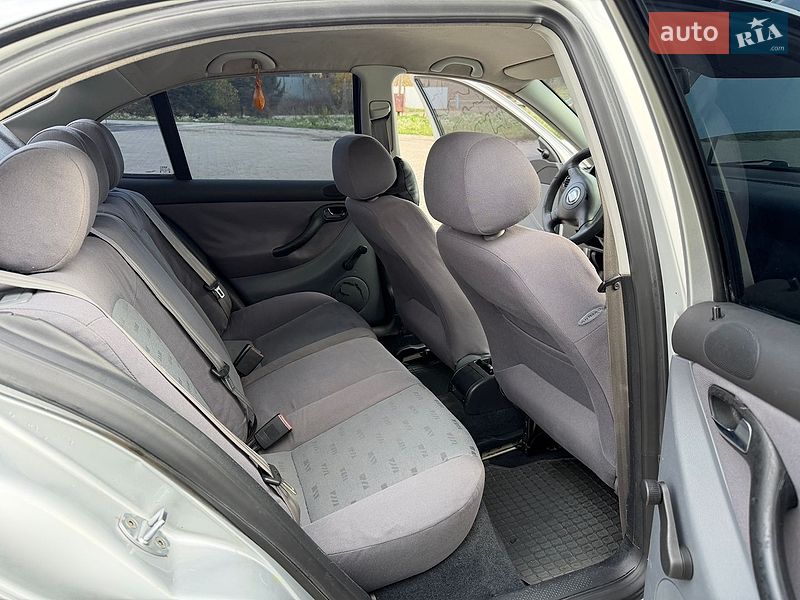 Хэтчбек SEAT Leon 2001 в Черновцах