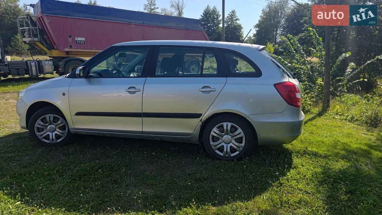 2011 Skoda Fabia - мініатюра 5