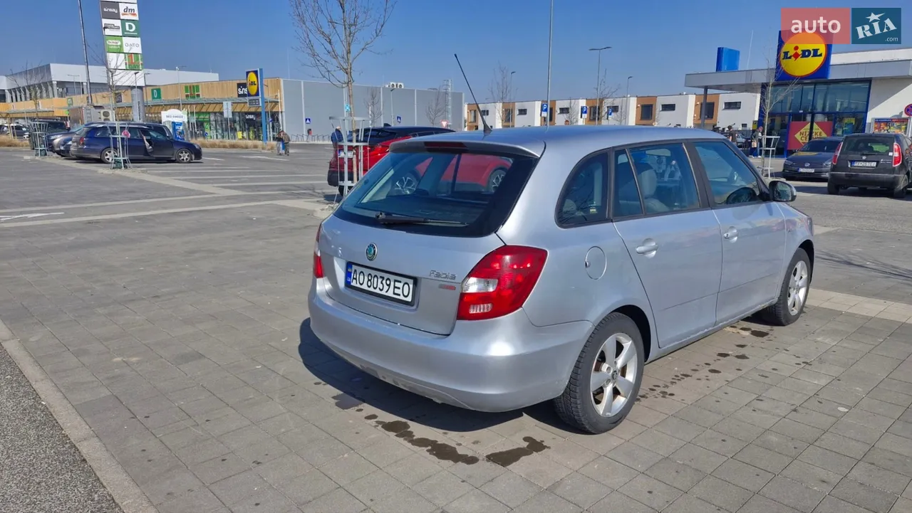 2011 Skoda Fabia - мініатюра 3