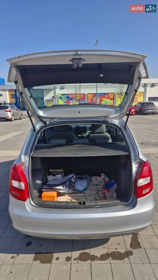2011 Skoda Fabia - мініатюра 2