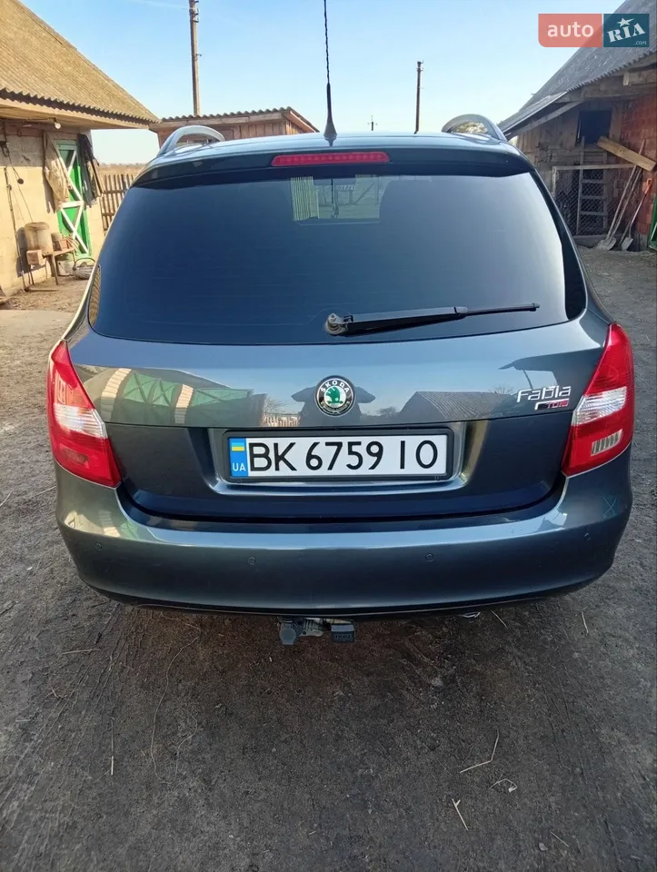 2010 Skoda Fabia - мініатюра 2