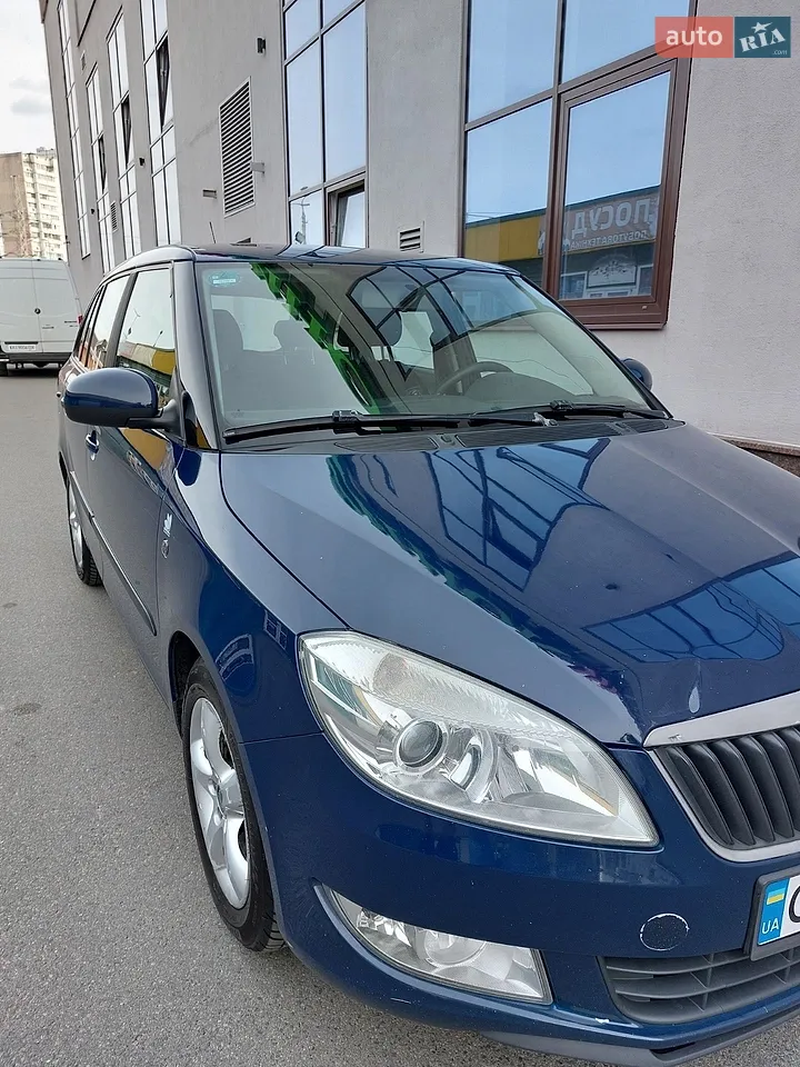 2011 Skoda Fabia - мініатюра 2
