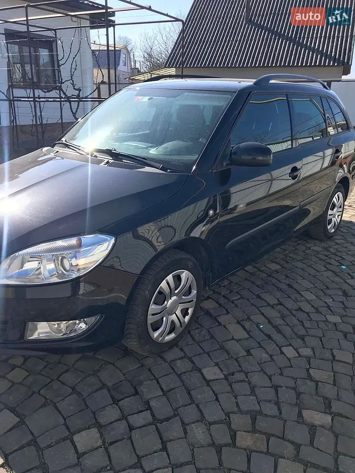 2011 Skoda Fabia - мініатюра 2