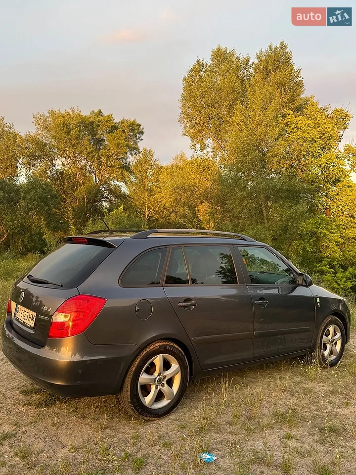 2011 Skoda Fabia - мініатюра 2