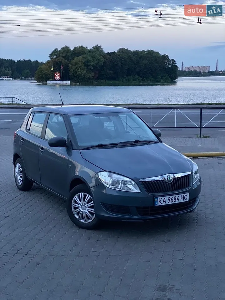 2010 Skoda Fabia - мініатюра 2
