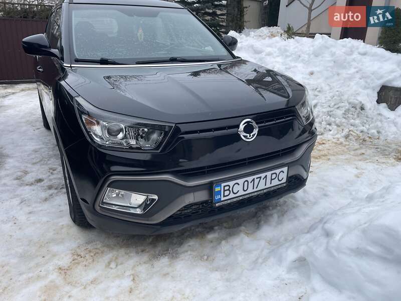 Позашляховик / Кросовер SsangYong XLV