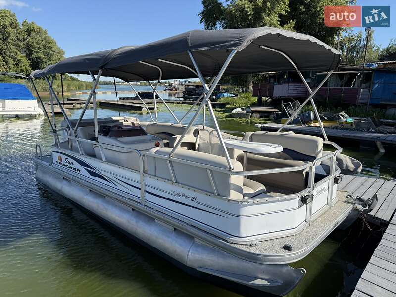 Sun Tracker Party Barge
