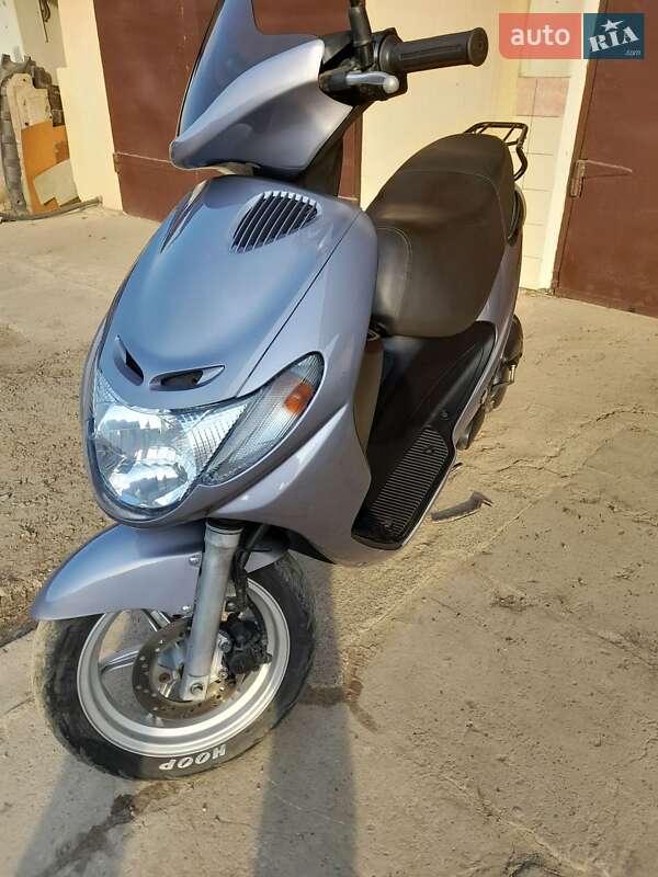 Макси-скутер Suzuki Address V100