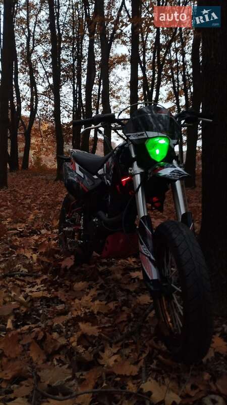 Мотоцикл Супермото (Motard) Suzuki Burgman 200