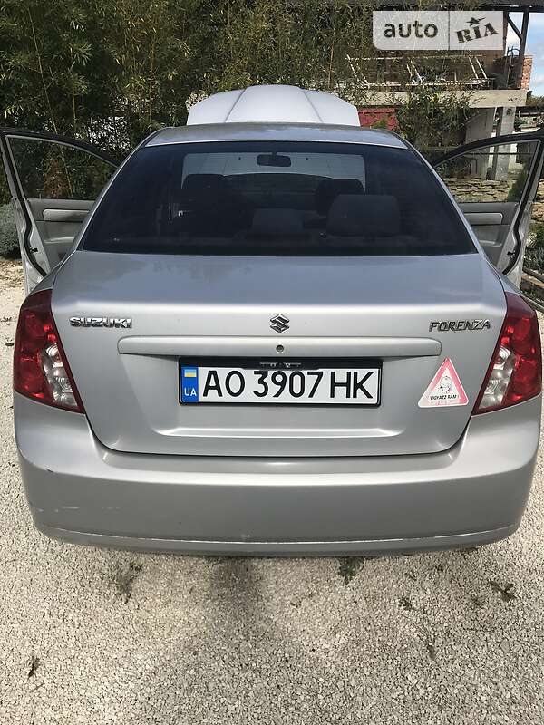 Седан Suzuki Forenza