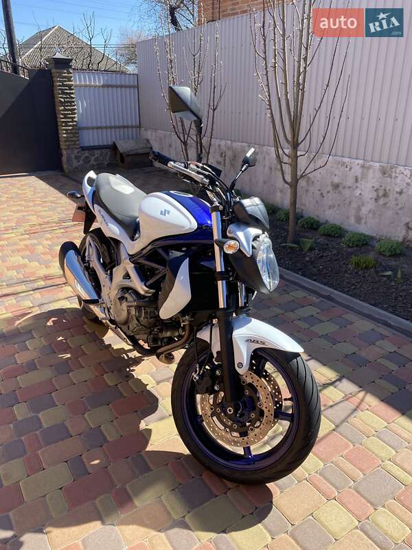 Мотоцикл Без обтікачів (Naked bike) Suzuki Gladius 400