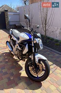 Suzuki Gladius 400  2010